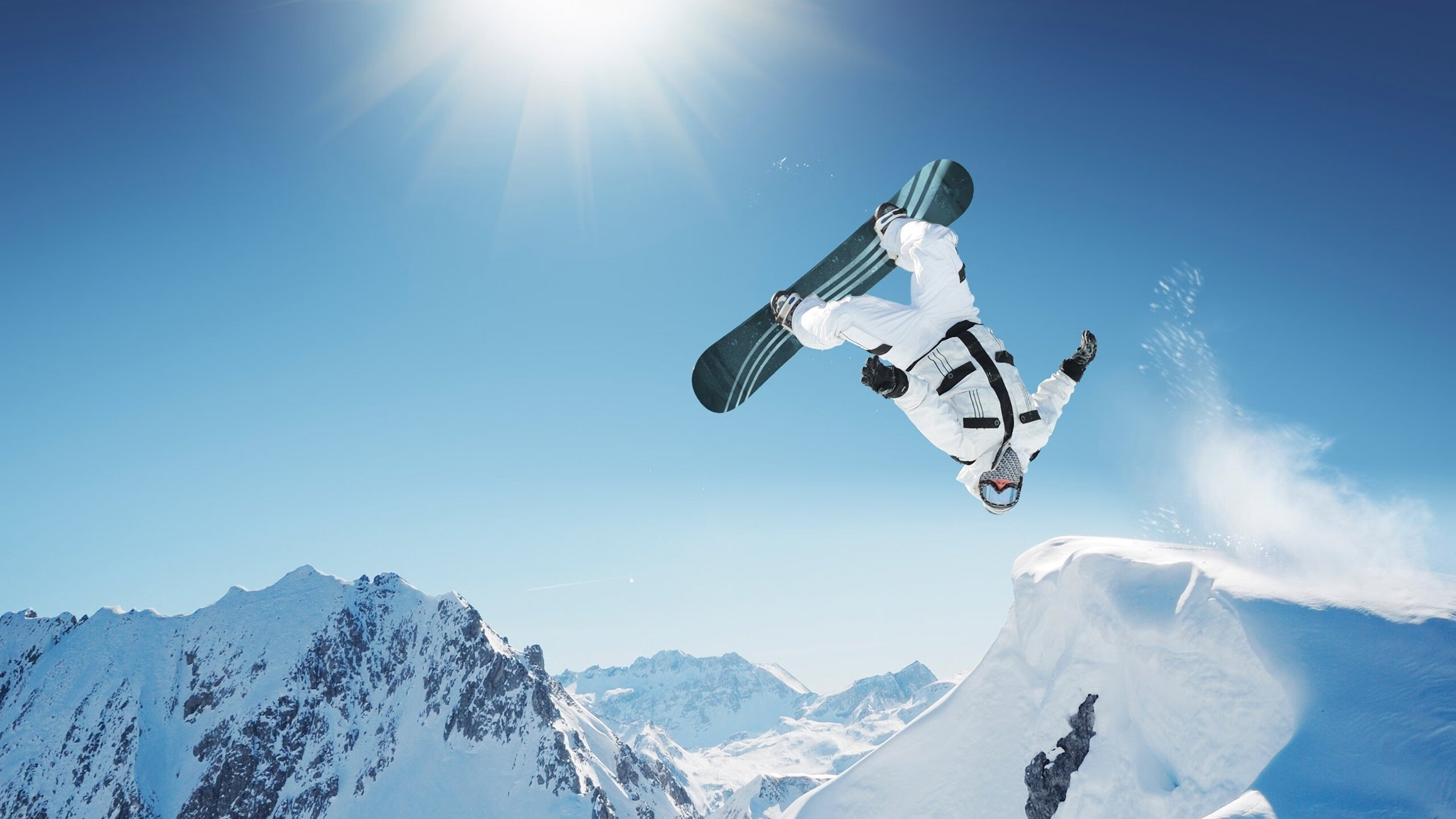 “天府新区沙滩手球赛:运动员挑战极限速度”