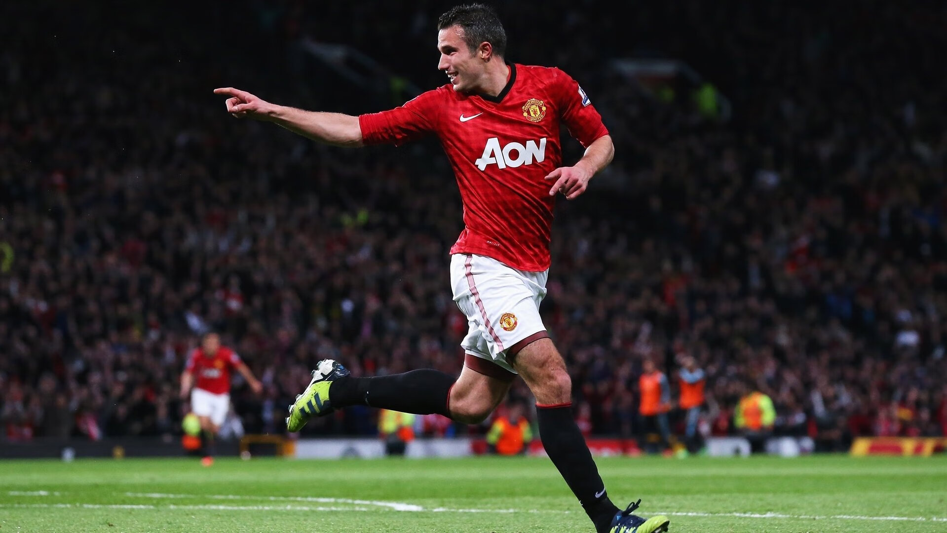 双前腰自由移动打乱对方防线，双前腰双前锋阵型